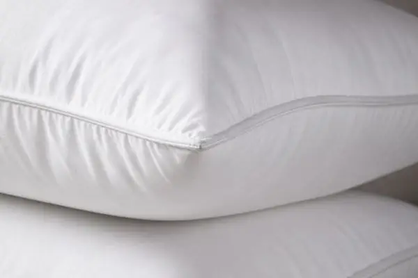 Best Hotel Pillows for Side Sleepers (2026 Guide + Real Testing) 3 Comparison of down and down-alternative hotel pillows