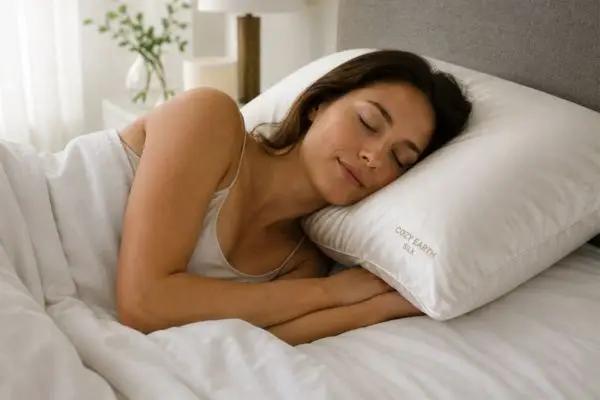 Cozy Earth Silk Pillow Review (2026 Guide + 90‑Night Real Test) 4 Side sleeper using Cozy Earth silk pillow for neck alignment